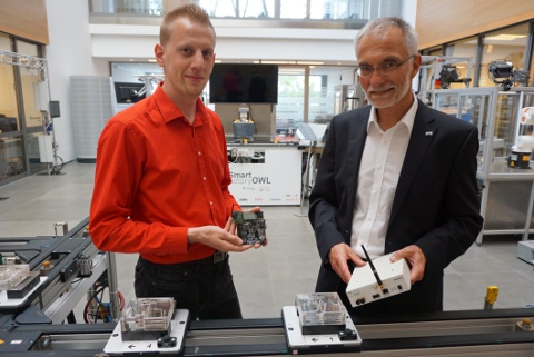 Professor Dr. Uwe Meier (rechts) und Daniel Töws (Wissenschaftlicher Mitarbeiter) vom inIT setzen auf ein friedliches Nebeneinander industrieller Funkanwendungen