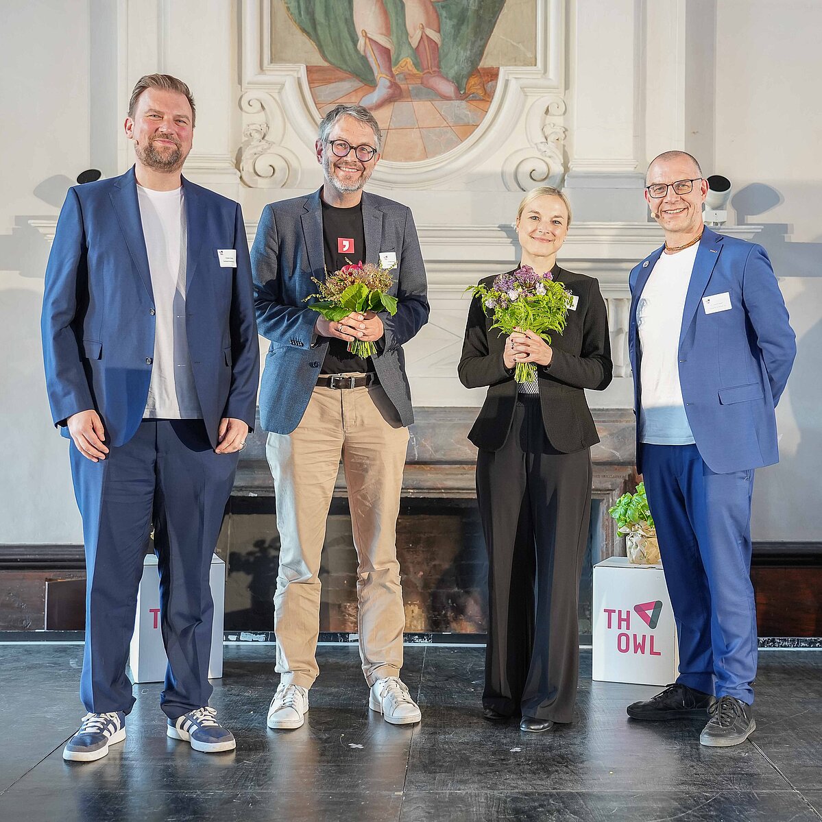 Christian Harrach (links, TH OWL) und Dr. Christoph Einsiedel (rechts, TH OWL) bedanken sich bei den beiden Jurymitgliedern Professorin Natalie Bartholomäus (2. v. r.) und Wolfgang Marquard (2. v. l.) für ihre Mitwirkung und die konstruktiven Diskussionen aus den verschiedenen Perspektiven.