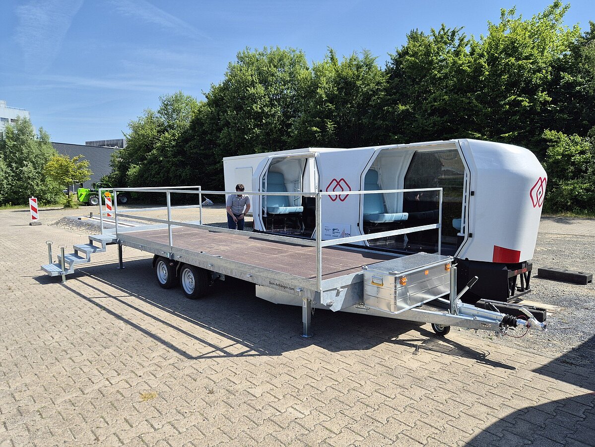Mobile Haltestelle und MONOCAB auf der Teststrecke des Innovation Campus Lemgo.