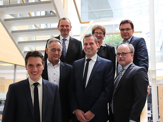 v.l.: Prof. Dr. Henning Trsek, Professor für vernetzte Automatisierungssysteme, Wolfgang Wiele, Geschäftsführer der KEB Automation KG, Prof. Dr. Jürgen Krahl, Präsident der Technischen Hochschule Ostwestfalen-Lippe, Thorsten Engelage, Leiter Elektronik-Grundlagenentwicklung, Dr. A. Heinrike Heil, Geschäftsführerin der Stiftung Standortsicherung Kreis Lippe, Prof. Dr. Jürgen Jasperneite, Leiter des Fraunhofer IOSB-INA, Prof. Dr. Thomas Schulte, Dekan des Fachbereichs Elektrotechnik und Technische Informatik an der TH-OWL Foto: Ann-Katrin Johannsmann, Copyright: Technische Hochschule OWL