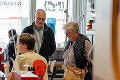 Zwei ältere Personen gucken sich die neuen Maschinen an