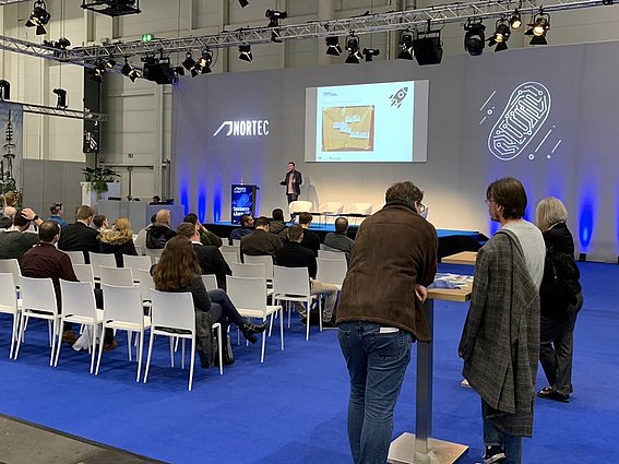 Alexander Kuhn präsentiert den Messebesuchern die SmartFactoryOWL