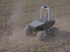 Ein Feldroboter scannt das Feld
