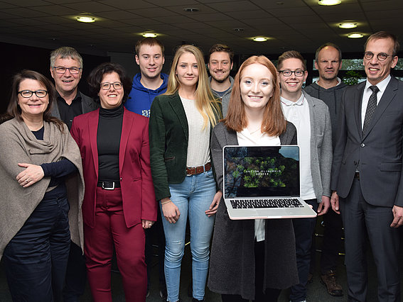 Das Team des Klimawalds mit Vertretern der TH OWL und der Stadt Höxter