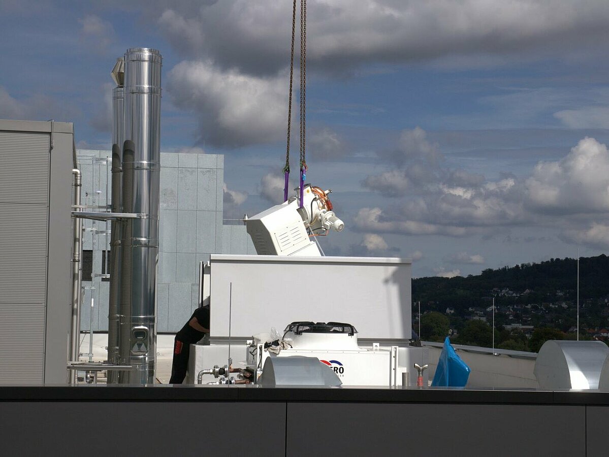 Mischmaschine wird durch eine Dachluke herabgelassen