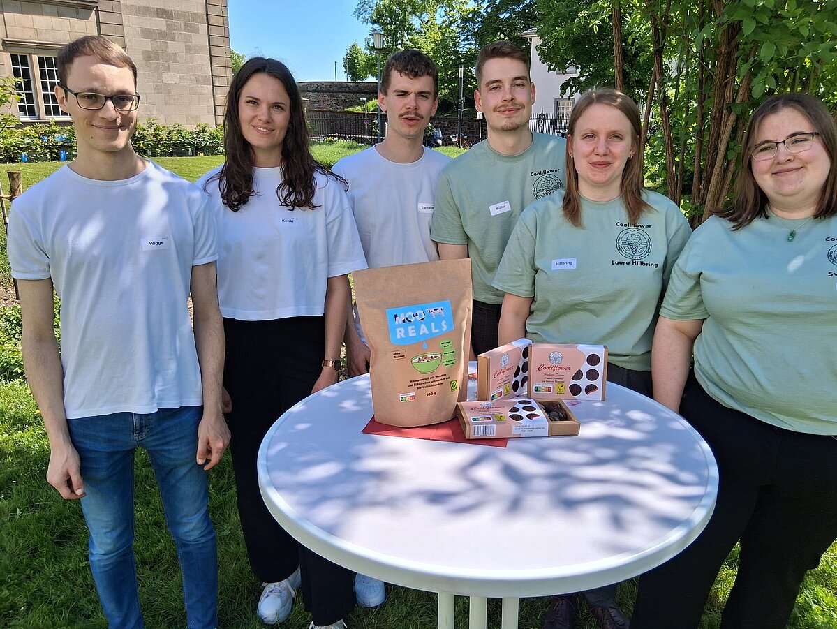 Sechs Studierende mit ihren Produktideen.