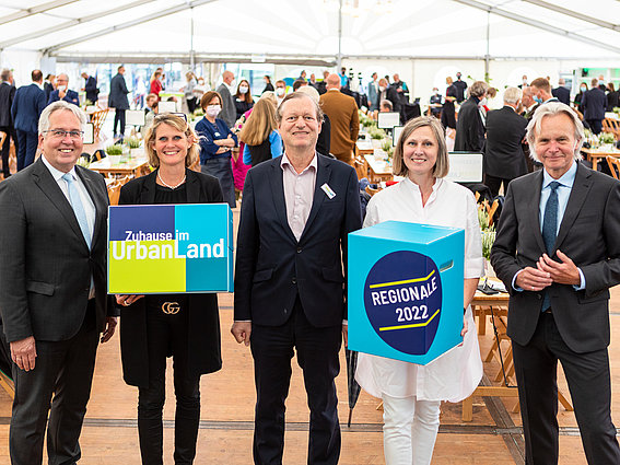 UrbanLand Partie 2021 Feierlichkeiten Landrat Jürgen Müller, Vorsitzender des UrbanLand-Board, Regierungspräsidentin Judith Pirscher, Rudolf Delius, Vorsitzender der Gesellschafterversammlung der OWL GmbH, REGIONALE-Leiterin Annette Nothnagel und Herbert Weber, Geschäftsführer OWL GmbH, freuen sich über die gelungene Veranstaltung.