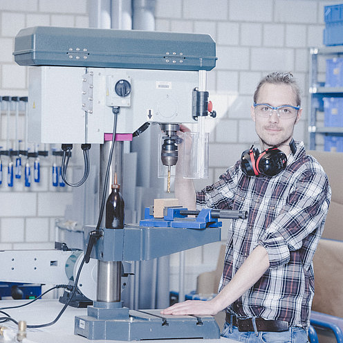 Student_im_Holzlabor Student_im_Holzlabor