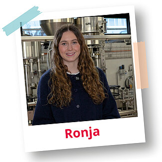 Polaroidfoto von Ronja in einer technischen Produktions- oder Laborumgebung.