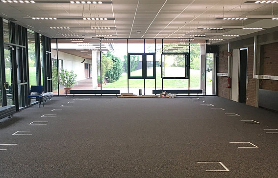 Der neue Teppichboden - mit "Parkbuchten" für die Regale