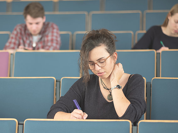 Studierende sitzen mit Abstand im Hörsaal