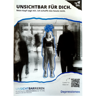 Foto: Plakat mit schwarz-weiß Foto in der Mitte. Darauf eine blau umrandete, junge Frau welche in einem Gang steht. Um sie herum verschwommen Personen die durch den Gang gehen. Über ihren Kopf ist ein blauer Knoten gezeichnet. Oben und unten auf dem Plakat sind Papierschnipsel mit Text. Auf dem oberen steht: „Unsichtbar für dich. Mein Kopf sagt mir, ich schaffe das heute nicht.“. Auf dem unteren steht links: „Unsichtbarrieren. Im Auftrag des Inklusionsbüros der TH OWL.“, rechts „Depressionen“ und darüber ein QR-Code mit dem Text „Scannen für Animation!“.