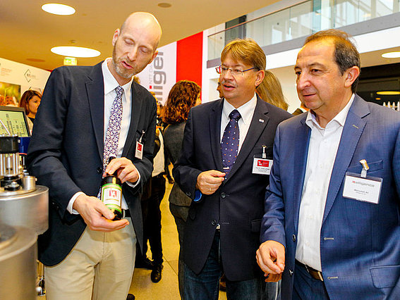 Vor der Maischeanlage: Jan Schneider und Volker Lohweg von der TH OWL, sowie Walioullah Ali von itelligence. (v.l.n.r.) Copyright: Marcel Kolodzik