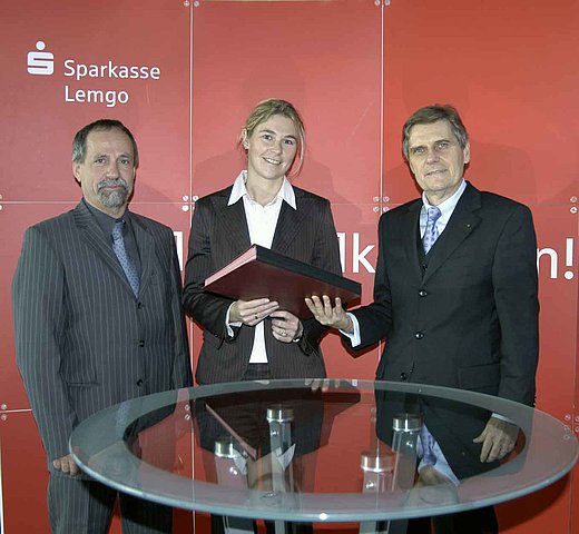 Grafik: Vertragsunterzeichnung mit (v. l.) Rektor Prof. Tilmann Fischer, Katja Urhahne (Geschäftsführerin Stipendienfonds-OWL) und Horst Selbach, Vorstandsvorsitzender der Sparkasse Lemgo.