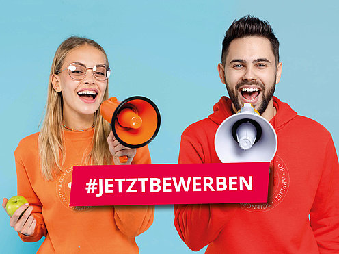 Jetzt für ein Studium an der TH OWL bewerben! Junge Frau und Junger man mit Megafon in der Hand