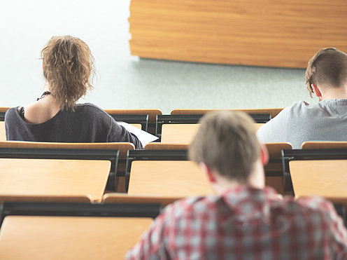 Studierende_von_hinten_im_Hoersaal Studierende_von_hinten_im_Hoersaal