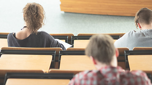  Studierende_von_hinten_im_Hoersaal