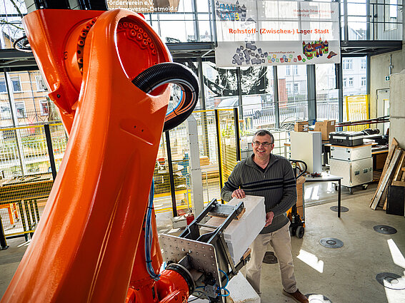 [Translate to Englisch:] Ein Bauroboter auf dem Campus in Detmold im Einsatz.