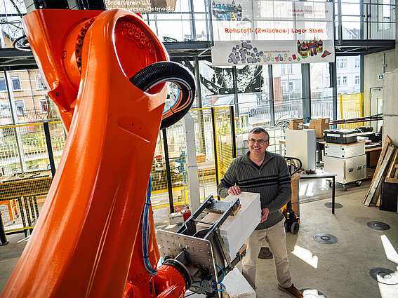 Ein Bauroboter auf dem Campus in Detmold im Einsatz.