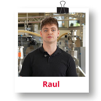 Polaroidfoto von Raul in einer technischen Laborumgebung.