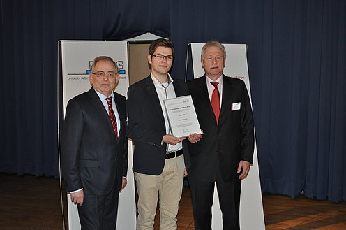 Verleihung Internationaler LAFF-Award 2016 an den Preisträger René Knedlik (mitte) durch den 1. Vorsitzenden (Jürgen Benner, links) und den Geschäftsführer (Prof. Dr. Achim Stiebing) des LAFF e.V. (links) und Herrn Jürgen Benner (rechts)