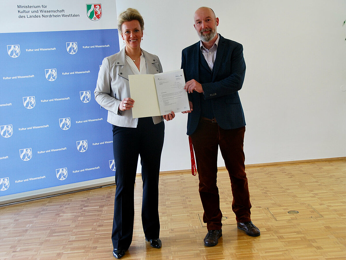 Ministerin Ina Brandes mit Professor Jörg Felmeden