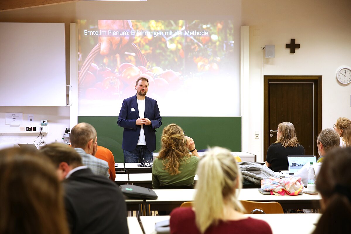 Moderation der BNE-Projektwerkstatt durch TH OWL-Nachhaltigkeitsmanager Christian Einsiedel. Foto: THWS/Patrick Daratha.