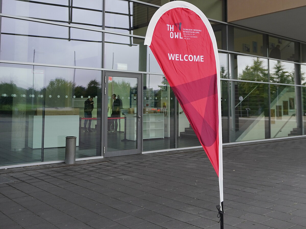 Beachflag mit Willkommens-Aufschrift vor der Phönix Contact Arena