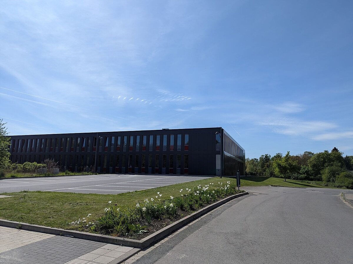 Gebäude 9 der TH OWL am Hornschen Weg, inklusive Parkplatz