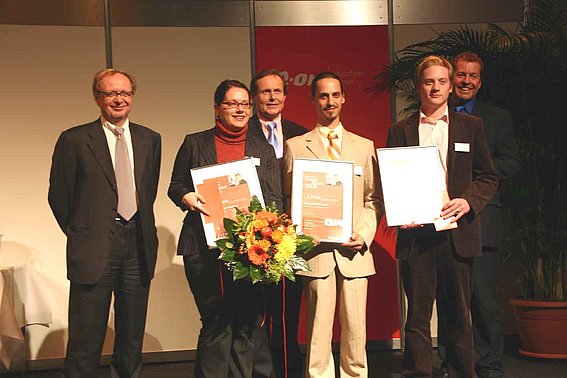 Energy-Award-Preisverleihung mit (v.l.): Staatssekretär Michael Müller vom Bundesministerium für Umwelt, Naturschutz und Reaktorsicherheit, Preisträgerin Mirjana Strahinovic, Meinolf Päsch (Unternehmenssprecher E.ON Westfalen Weser), Preisträger Gabriel Neumeyer, Preisträger Jörg Rodehutskors, Klaus Meyer (Geschäftsführer von Energie Impuls OWL). Foto: FH Bielefeld