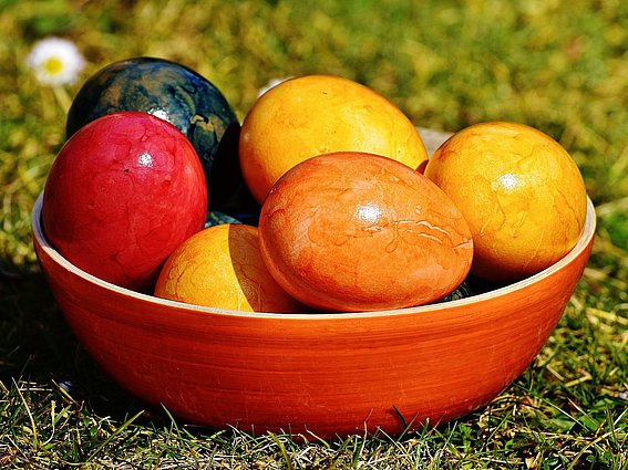 Eine schale mit bundt gefärbten Ostereiern.