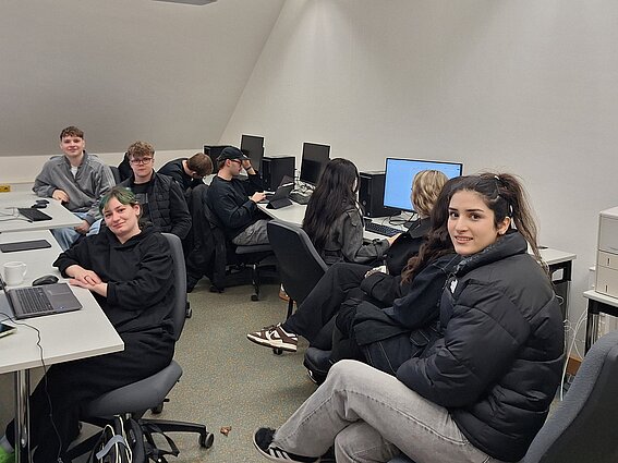 Foto: Eine Gruppe Studierender arbeitet im Rahmen der Projektwoche an einer Aufgabe.