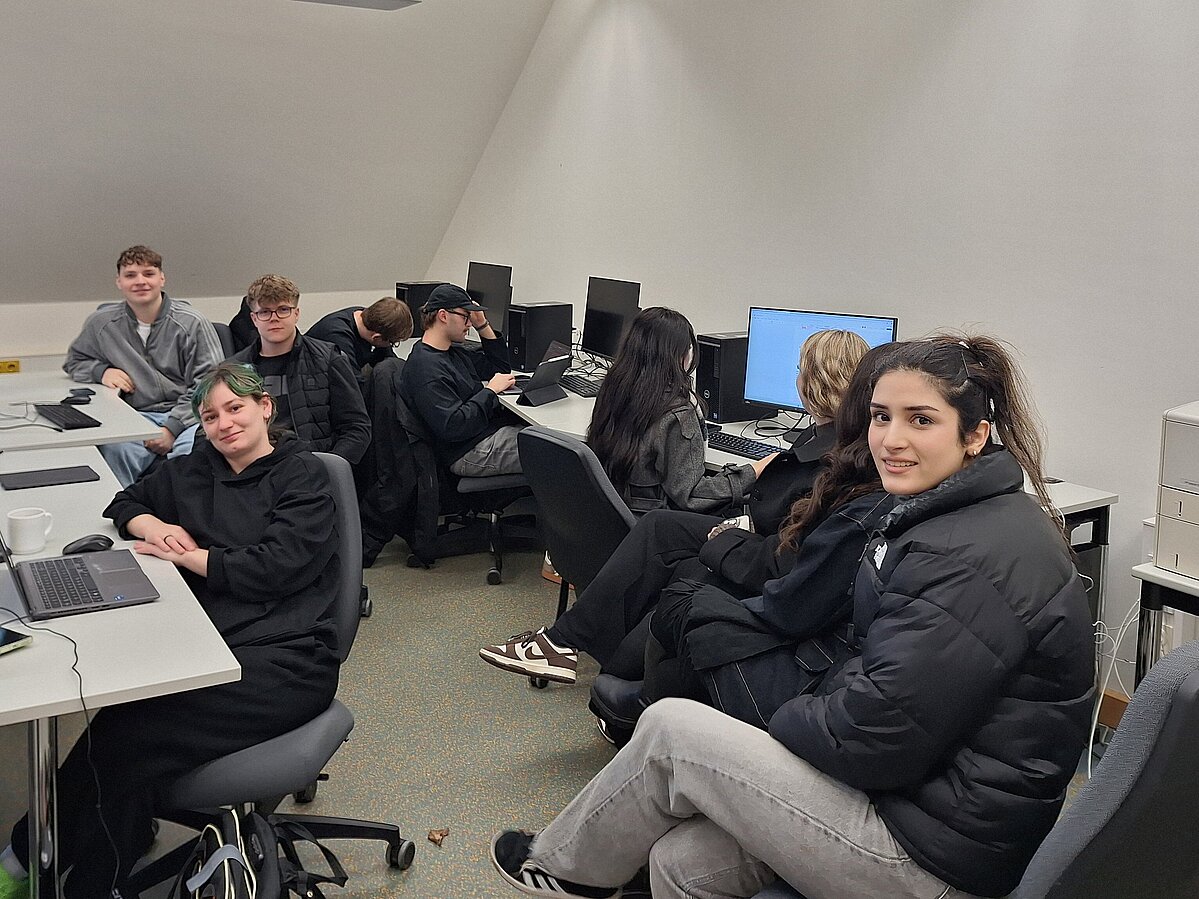 MZL: Projektwoche bietet realitätsnahen Einblick in aktuelles Zukunftsvorhaben Foto: Eine Gruppe Studierender arbeitet im Rahmen der Projektwoche an einer Aufgabe.