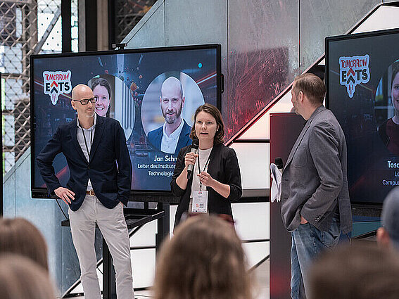 Prof. Dr. Jan Schneider, Tosca Albrecht und Moderator Thomas Dickenbrock begrüßen die Teilnehmenden von Tomorrow Eats.
