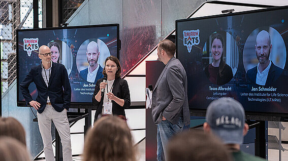 Prof. Dr. Jan Schneider, Tosca Albrecht und Moderator Thomas Dickenbrock begrüßen die Teilnehmenden von Tomorrow Eats.