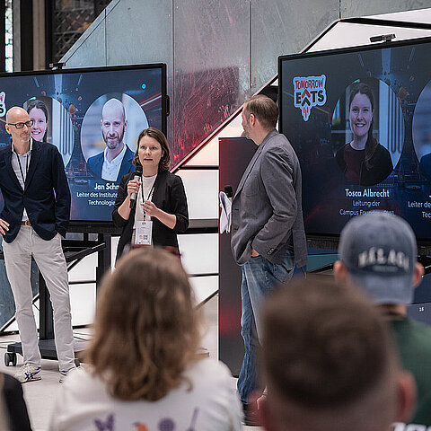Prof. Dr. Jan Schneider, Tosca Albrecht und Moderator Thomas Dickenbrock begrüßen die Teilnehmenden auf der Tomorrow Eats.