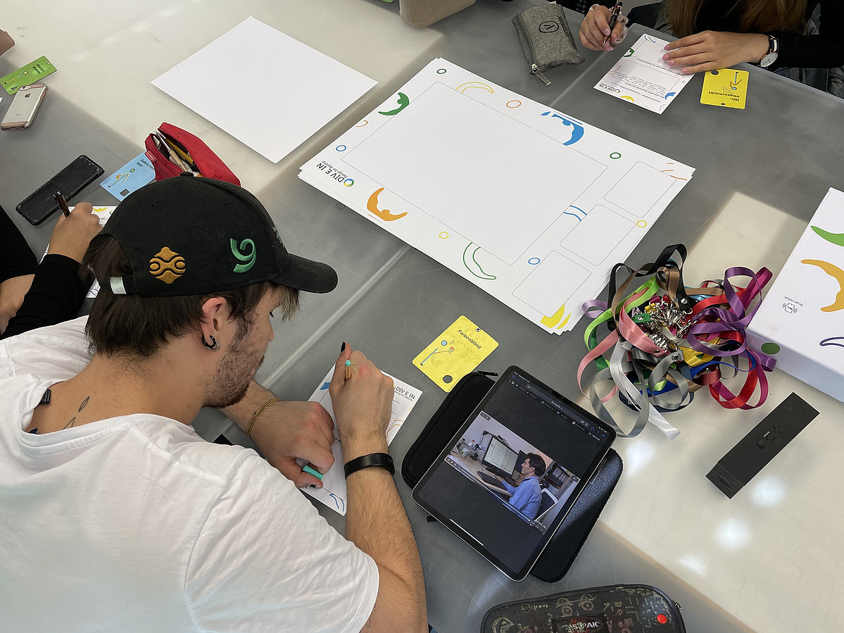 Studierende arbeiten mit dem Toolkit "DIV E IN"