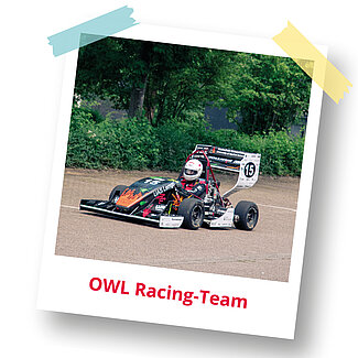 Das OWL Racing-Team Polaroidfoto eines Rennwagens des OWL Racing-Teams auf einer Strecke. Sichtbarer Text: ‚OWL Racing-Team‘.