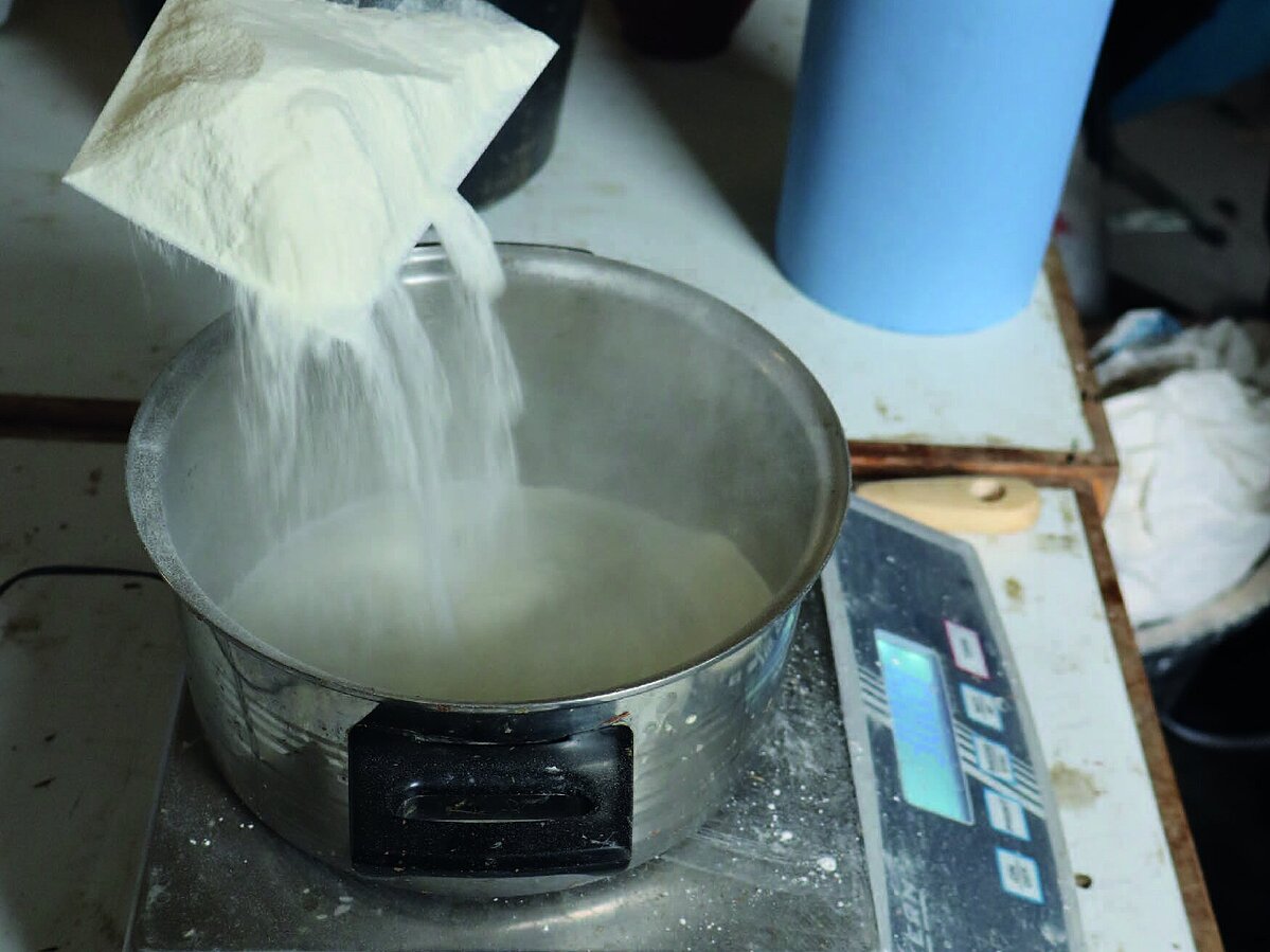 Natürlicher Klebstoff, der auf einem Milcheiweiß basiert