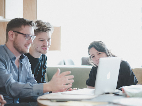 Studierende bei der Gruppenarbeit Studierende bei der Gruppenarbeit