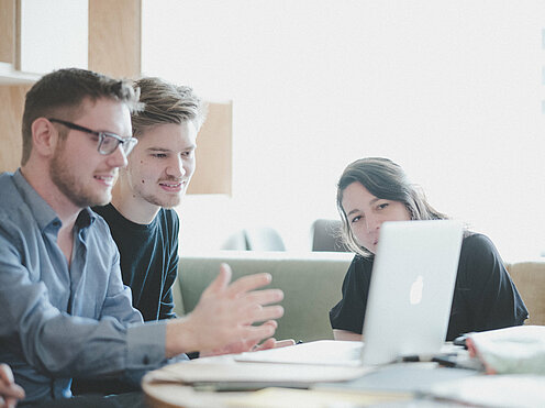 Studierende bei der Gruppenarbeit Studierende bei der Gruppenarbeit