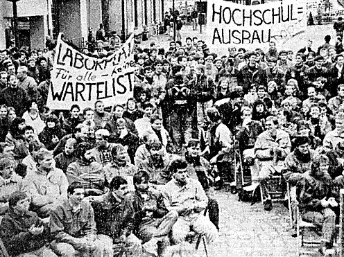 1990 Hunderte Studierende fordern sofortigen Ausbau. Bild eines Studentenprotestes. Sie halten Transparente mit der Aufschrift "Hochschulausbau"