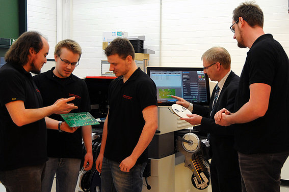 Die Projektmitarbeiter Urs Obernolte, Jan-Niklas Koch, Simon Cepin, Professor Holger Borcherding und Benjamin Kassner fertigen die Platinen, die im Projekt Luftstrom benötigt werden, mithilfe des Equipments der Hochschule OWL für alle Projektpartner an.