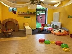 Innenraum der Kita Paulinchen Innenraum der Kita Paulinchen mit gelb gestrichenen Wänden, einem Holzfußboden und verschiedenen Spielgeräten und Spielzeugen