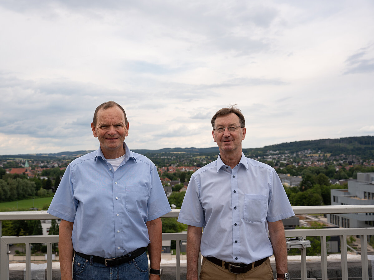 University President Professor Dr. Jürgen Krahl (left) and Peter Schulze of ARX Robotics are standing on the rooftop terrace of the main building at the Innovation Campus Lemgo.