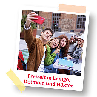 Freizeitangebote Polaroidfoto von Studierenden, die gemeinsam ein Selfie machen. Sichtbarer Text: ‚Freizeit in Lemgo, Detmold und Höxter‘.