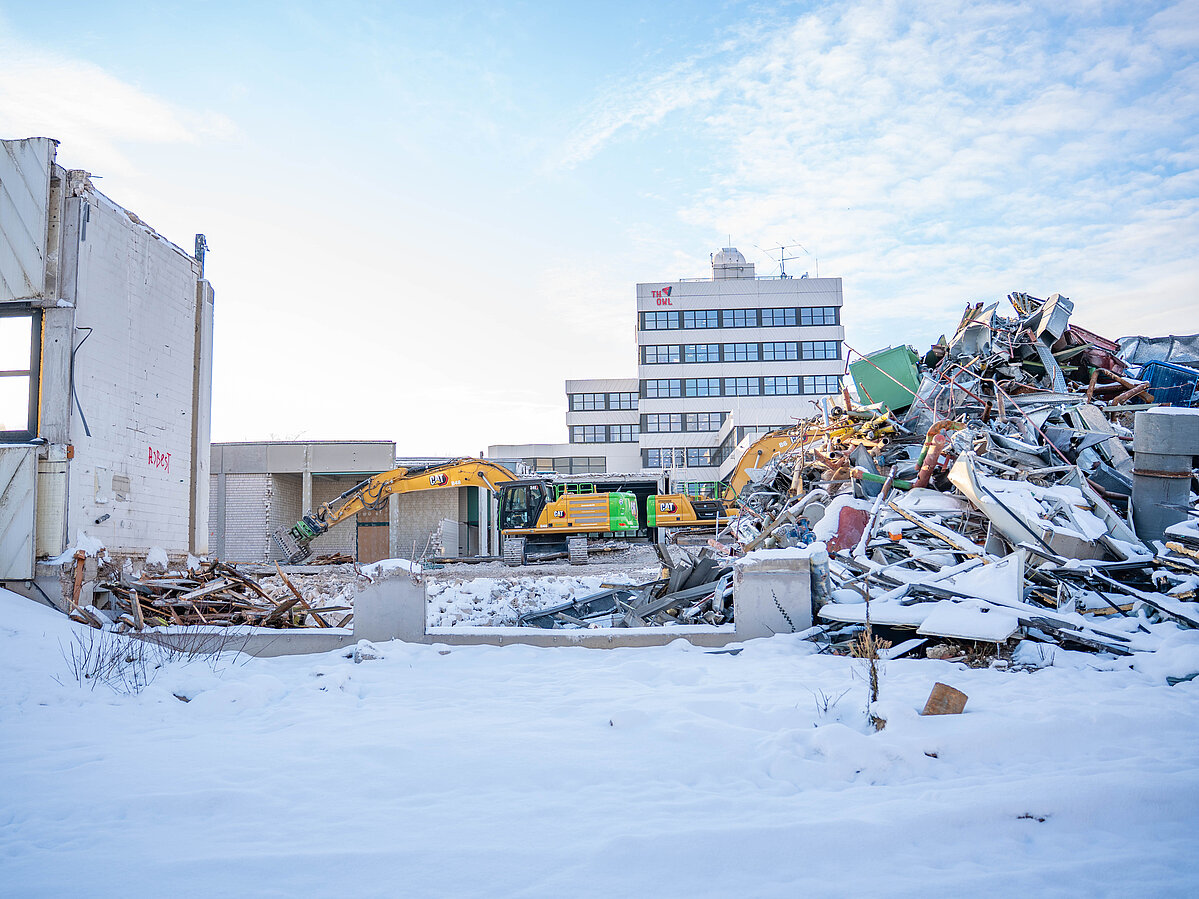 Altes Laborgebäude geht – neuer Parkplatz kommt Foto: Bagger brechen das alte Laborgebäude auf dem Innovation Campus Lemgo ab.