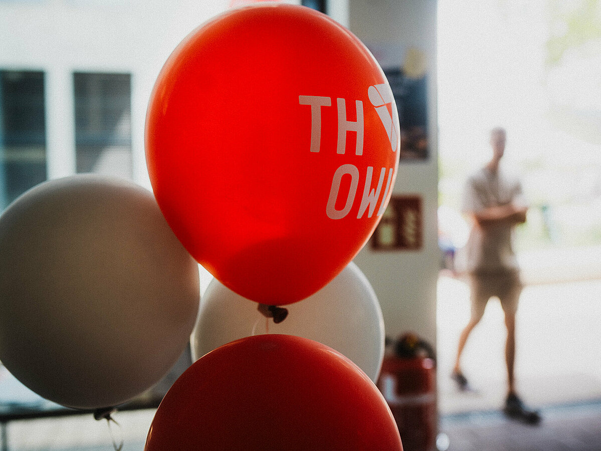 Rote und graue Luftballons mit TH OWL Aufdruck