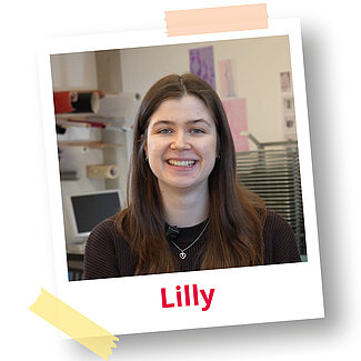 Polaroidfoto von Lilly in einem kreativen Arbeits- oder Designraum.