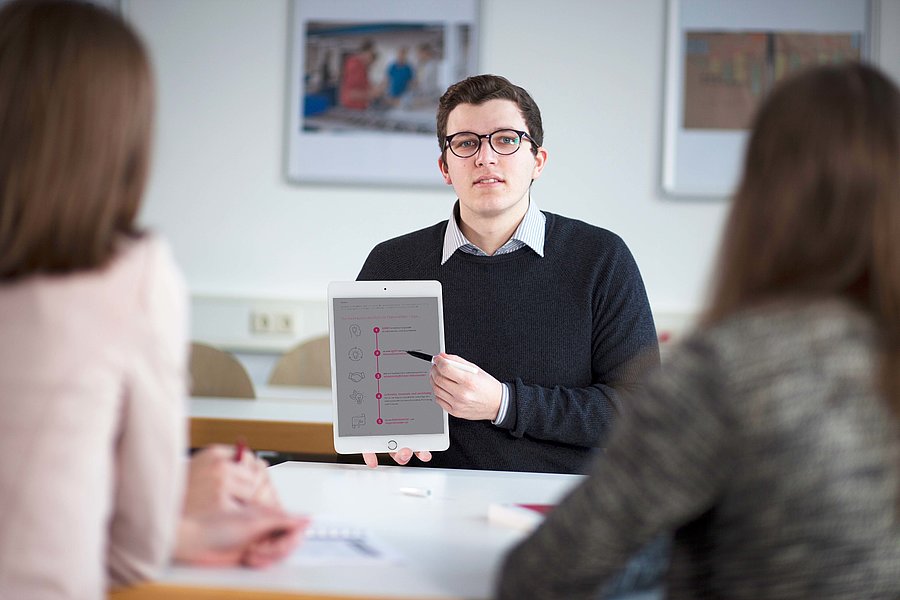 Student mit Tablet in der Hand